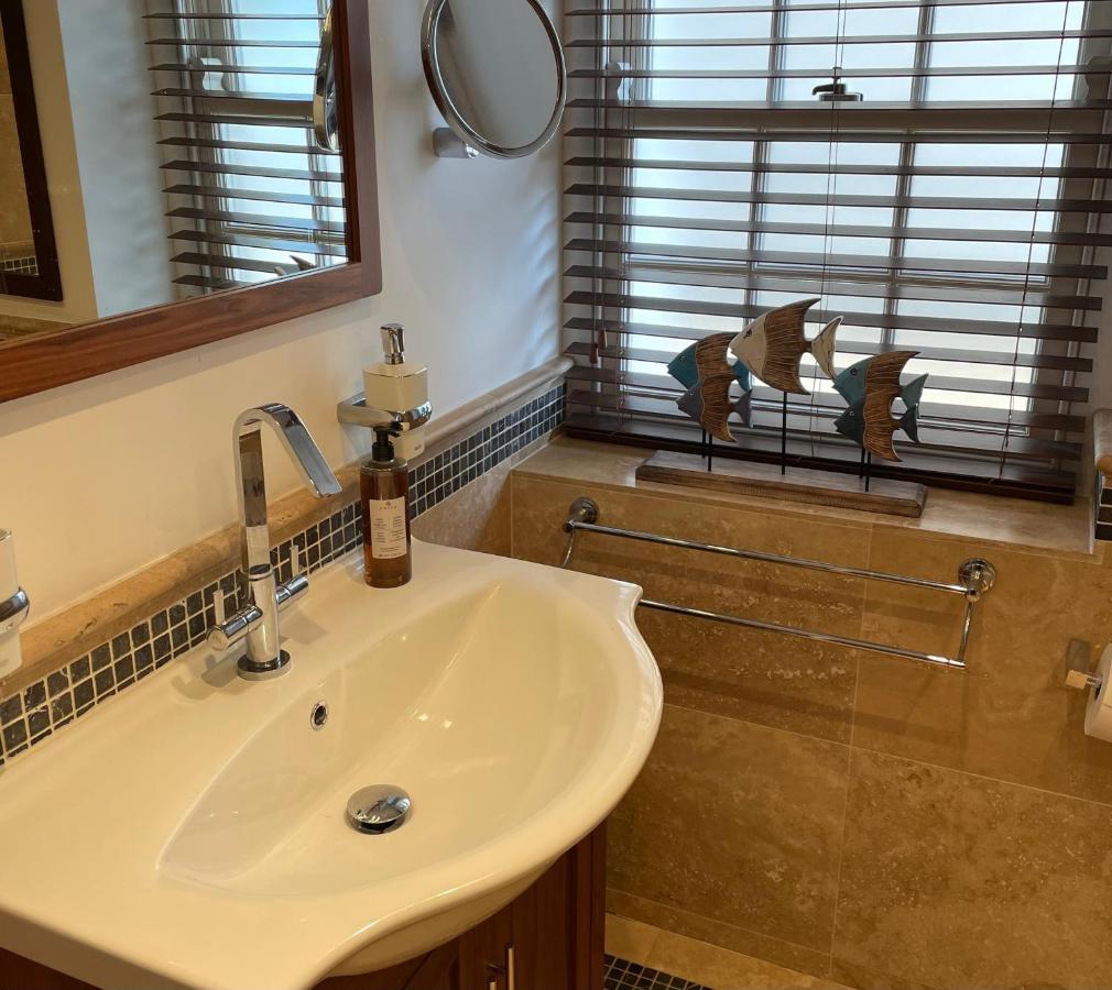 Stunning 2-Bed-2Bath Apt In Whitby With Parkingアパートメント エクステリア 写真